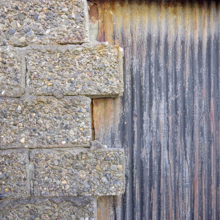 バス停跡のバラスブロックの写真
